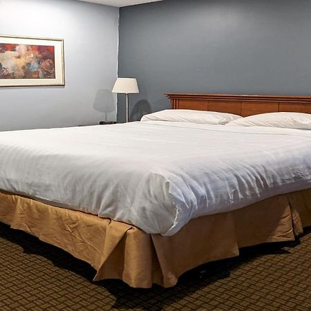 First Canada Hotel Cornwall Hwy 401 On المظهر الخارجي الصورة