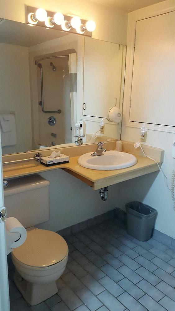 First Canada Hotel Cornwall Hwy 401 On المظهر الخارجي الصورة